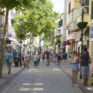 Calles-Gibraltar-plena-desescalada_1466863699_121723089_1200x675