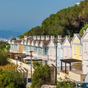 traditionelle-britische-traditionelle-häuser-stadt-gibraltar_261932-2517