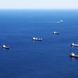 disparo-alto-angulo-barcos-navegando-mar-gibraltar_181624-29947 (1)