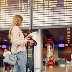 hermosa-chica-pie-aeropuerto_1157-22071
