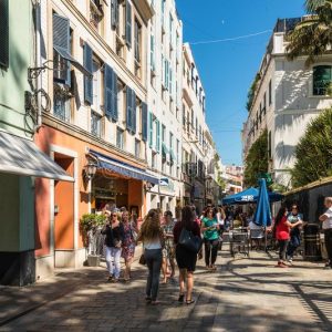 vida-en-las-calles-la-ciudad-de-gibraltar-118492037