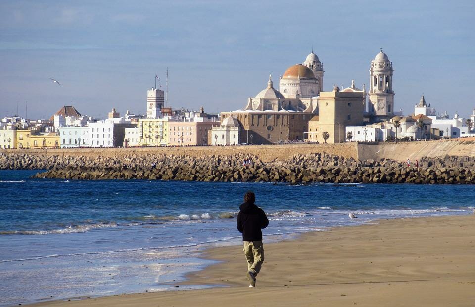 Mann bei einem Spaziergang am Strand von Cádiz