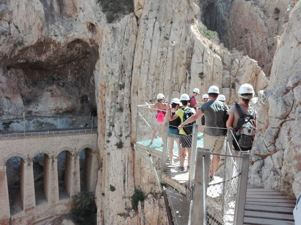 Mirador de Cristal et, en arrière-plan, les voies ferrées du Caminito del Rey.