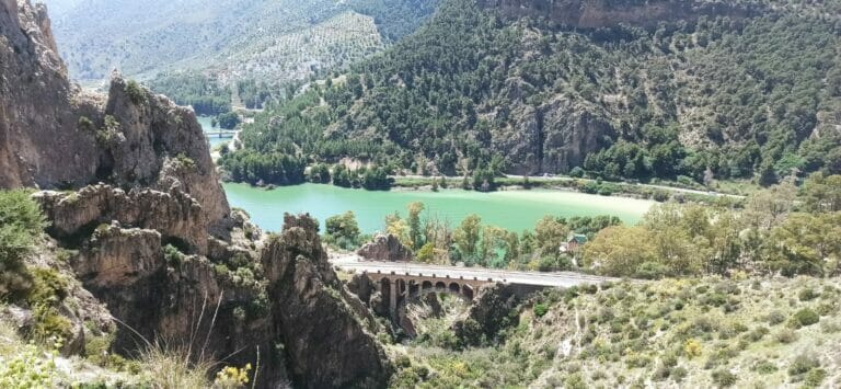 El Chorro y el embalse del Conde de Guadalhorce, en el Desfiladero de los Gaitanes