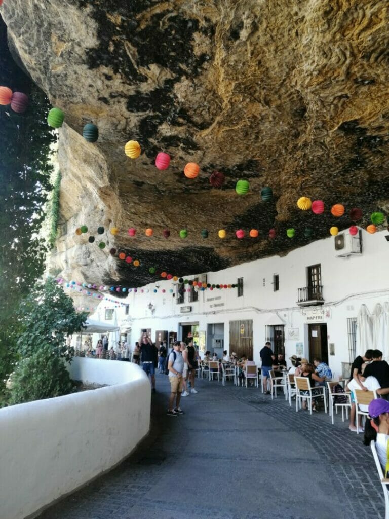 Was gibt es in Setenil de las Bodegas zu sehen: 10 wichtige Dinge zu besichtigen 1 Höhlen der Sonne