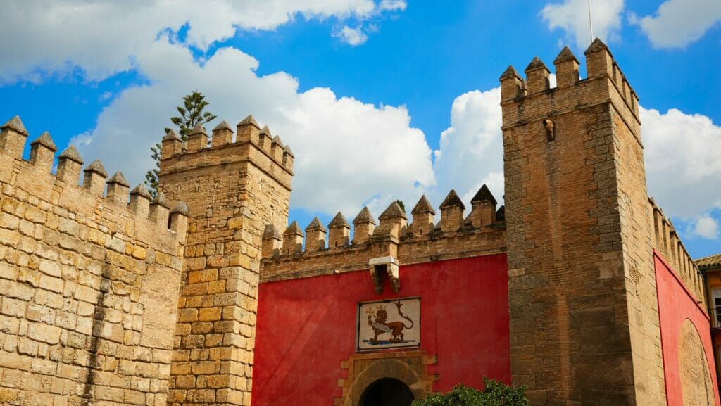 Der echte Alcázar von Sevilla: Was man in Sevilla sehen sollte 3 Äußere Mauer und Löwentor