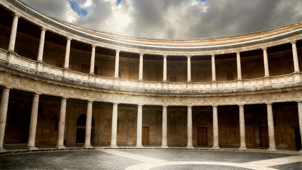 El Palacio inacabado de de Carlos V