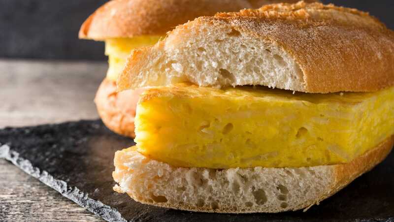Les meilleures tapas de Séville 1 La tapa de tortilla est l'une des tapas les plus connues de Séville.