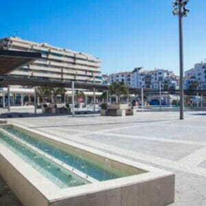 Antonio-Banderas-plaza-puerto-banus