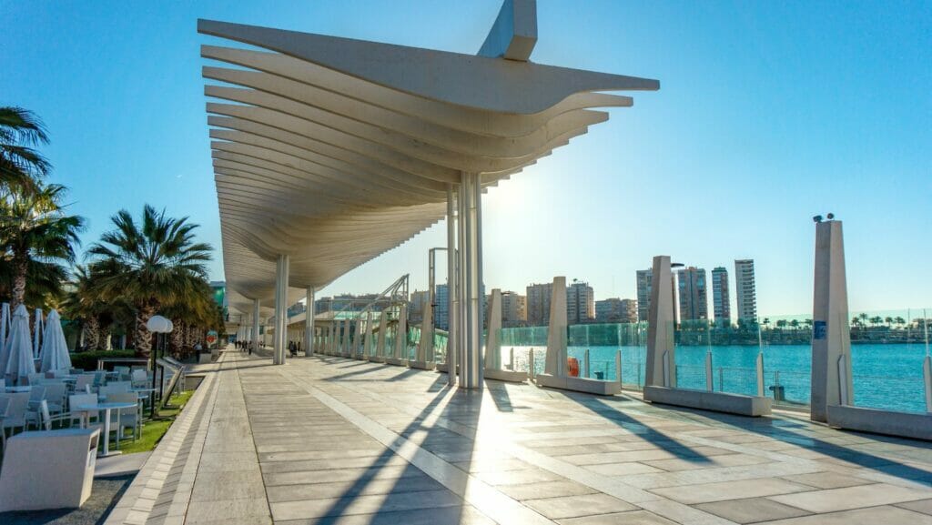 Paseo del Muelle Uno de Málaga junto al puerto