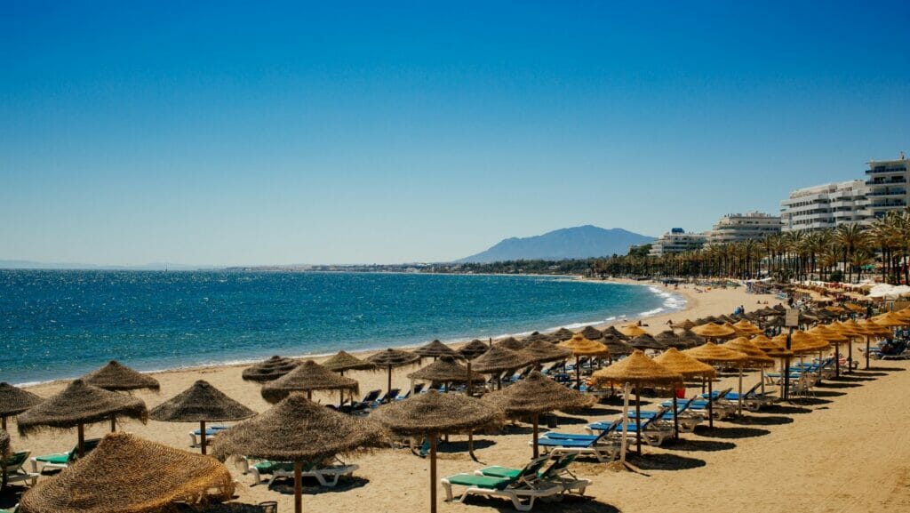 Qué ver en Marbella en 1 día 2 Playa de la Fontanilla en Marbella con el paseo marítimo