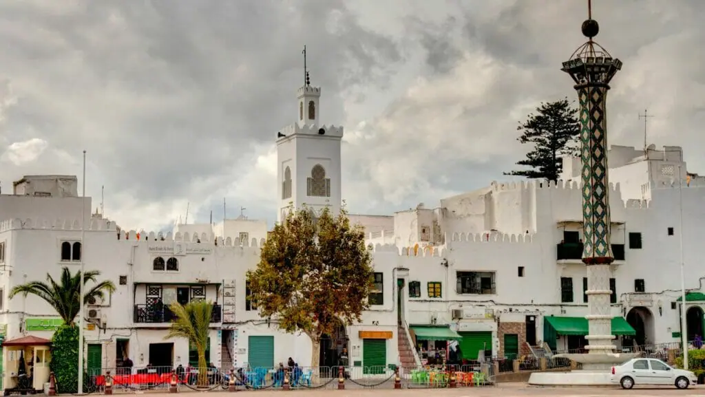 Las 8 puertas de la Medina de Tetuán 6 La Medina de Tetuán está rodeada por una muralla con varias puertas de acceso, puntos de entrada y salida importantes hacia y desde la ciudad antigua.