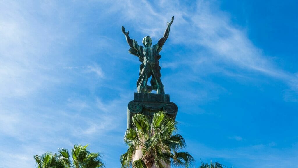 escultura de la victoria puerto banus