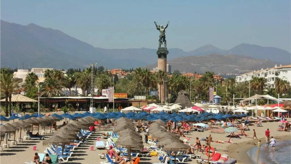 Mejores playas de Marbella 4 Playa junto al puerto deportivo de Puerto Banús