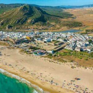 Desde Visitanddo.com te enseñamos que visitar y que hacer en Zahara de los Atunes, este pintoresco rincón costero ofrece a los visitantes una experiencia única