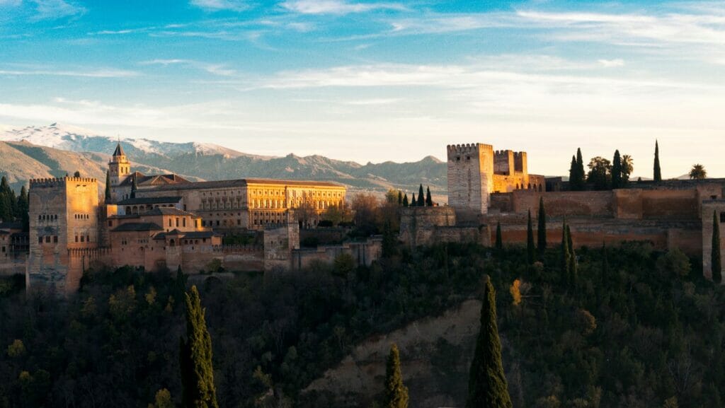 10 sehenswerte Städte in Andalusien 2 Die Alhambra in Granada ist zweifellos eine der Sehenswürdigkeiten und Städte, die man in Andalusien unbedingt besuchen muss.
