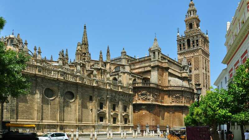La Giralda de Sevilla: Que ver en Sevilla 3 Se puede acceder a la Catedral y a la parte superior de la Torre Campanario cualquier día de la semana, aunque de forma gratuita es posible en horario de 14:00 a 15:00 horas