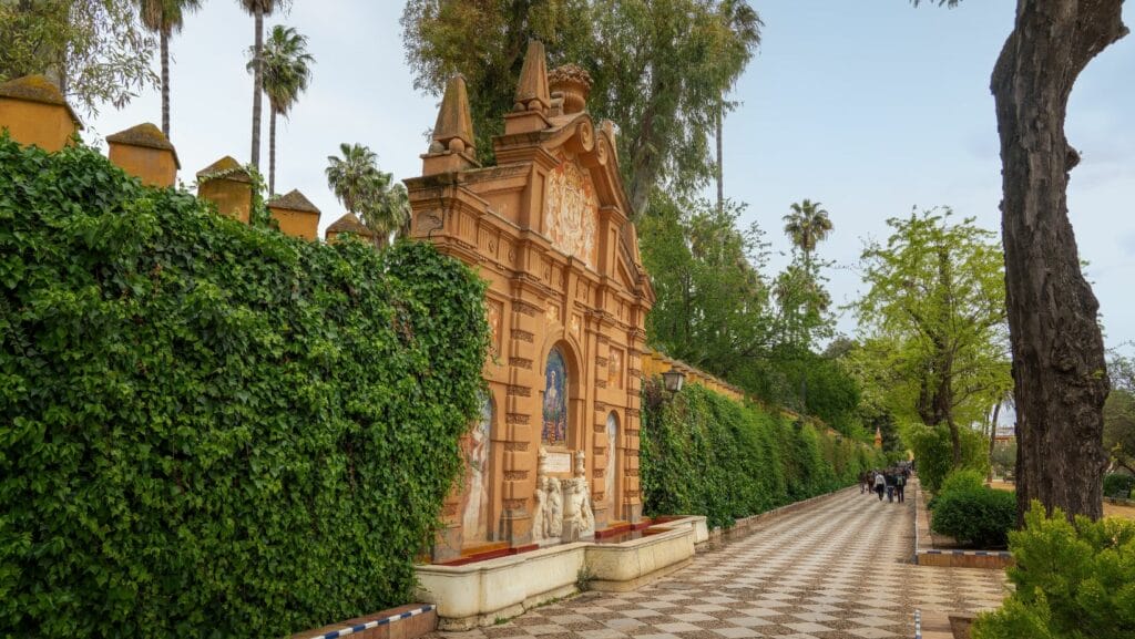 Los Jardines de Murillo de Sevilla 3 Paseo con bancos de azulejo en los Jardines de Murillo