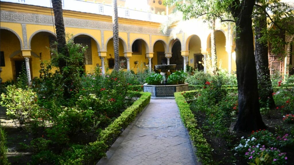 courtyard palace las duenas