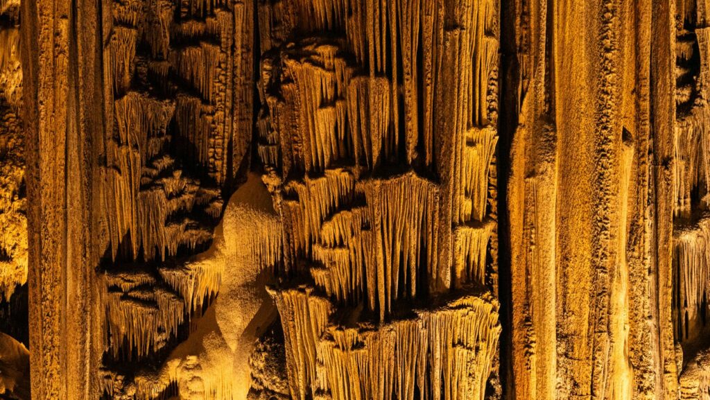 Cueva de Nerja: horario, precio y entradas 3 Formaciones de estalactitas y estalagmitas en la Cueva de Nerja
