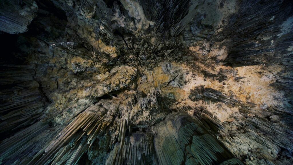 Cueva de Nerja: horario, precio y entradas 1 Pasarelas iluminadas del recorrido por la Cueva de Nerja