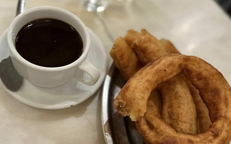 Dónde comer en Sevilla: 14 sitios por zonas 6 Churros con chocolate, uno de los dulces más típicos de Sevilla