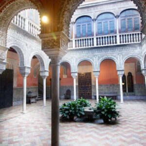 Patio interior con arcos y azulejos en la Casa Palacio Salinas en Sevilla