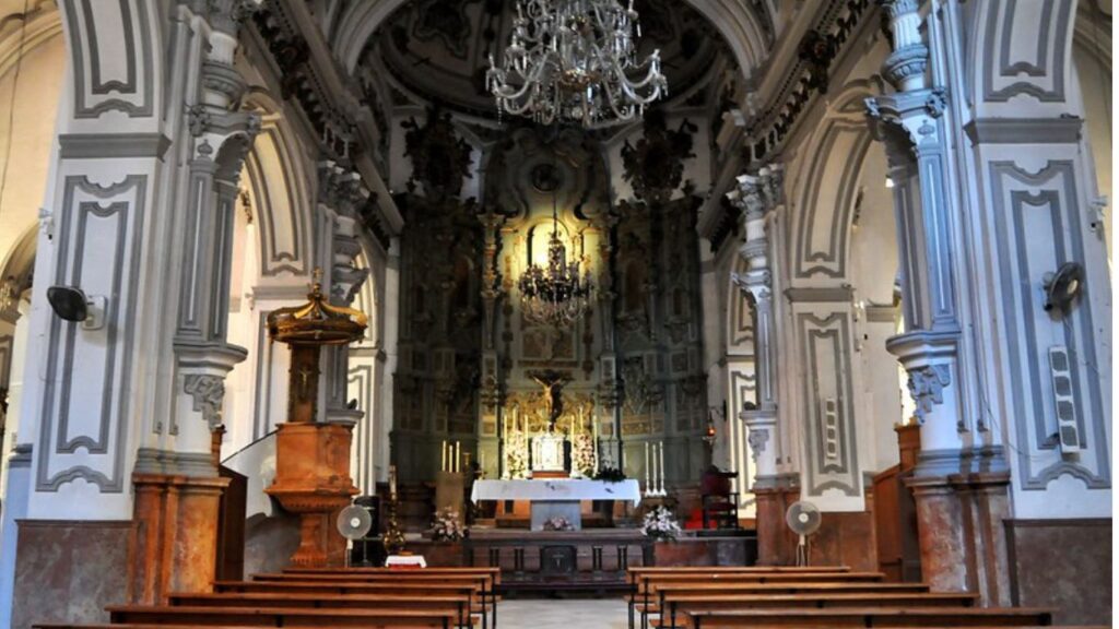 Iglesia de Santiago Málaga: Arte Sacro en el Corazón de Málaga 3 Iglesia de Santiago Malaga 1