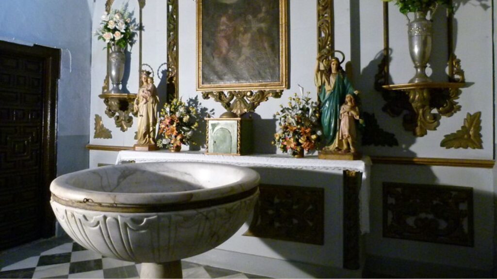 Iglesia de Santiago Málaga: Arte Sacro en el Corazón de Málaga 4 Iglesia de Santiago Malaga 4