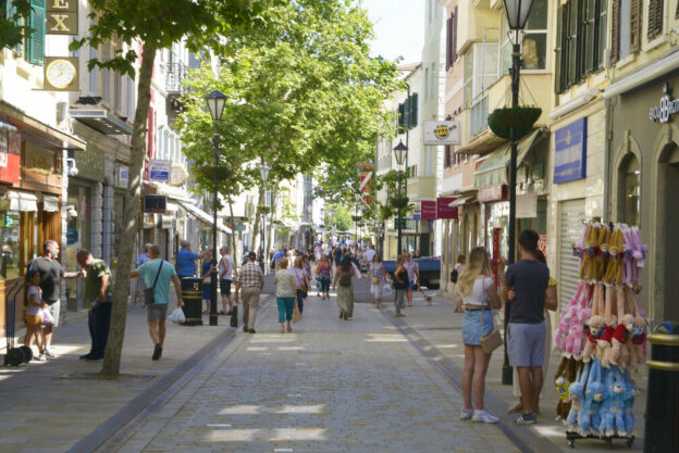 Calles-Gibraltar-plena-desescalada_1466863699_121723089_1200x675