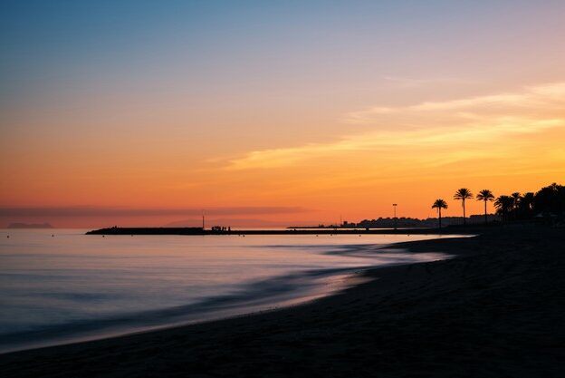 atardecer-playa-costa-sol-marbella-silueta-muelle-gibraltar_333245-20