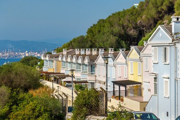 casas-tradicionales-britanicas-ciudad-gibraltar_261932-2517