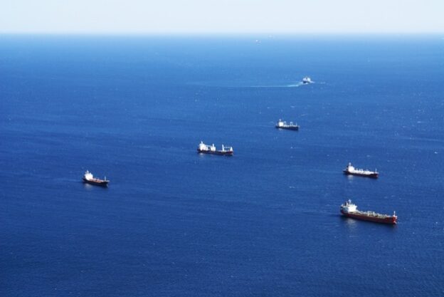 disparo-alto-angulo-barcos-navegando-mar-gibraltar_181624-29947 (1)