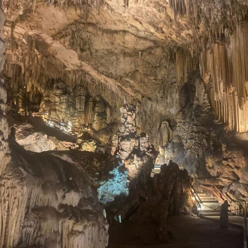 escalera del recorrido del las Cuevas de nerja