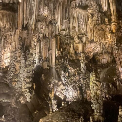 formaciones de roca en las Cuevas de nerja