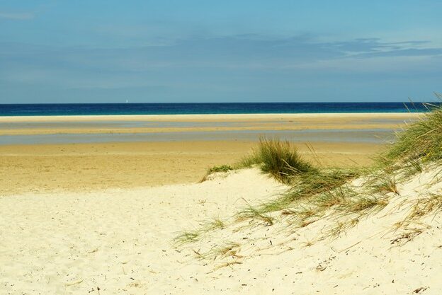 hermosa-foto-playa-arena-tarifa-espana_181624-11341