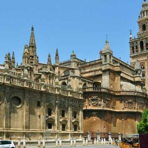 Access to the Cathedral and the upper part of the Bell Tower is possible any day of the week, although it is free of charge from 14:00 to 15:00 hours.