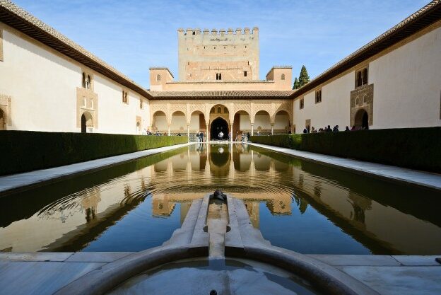 patio-arrayanes-alhambra_1139-25