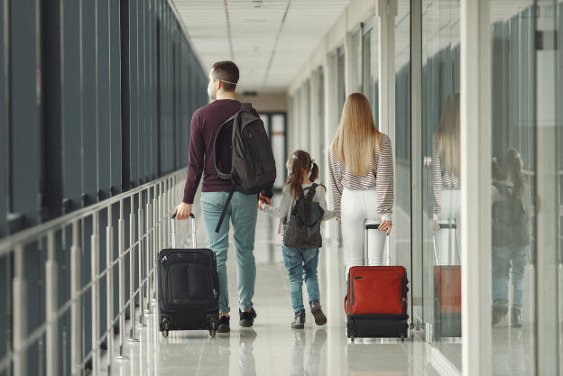 personas-aeropuerto-llevan-mascaras-protegerse-virus_1157-31400