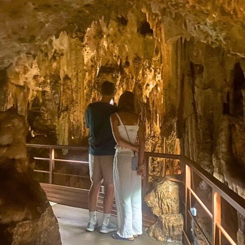 Visitantes recorriendo las cuevas de nerja