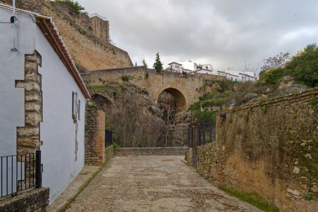 vista-angulo-puente-viejo-ronda_321802-923