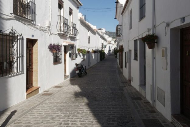 vista-calles-pueblo-mijas-espana_321802-396